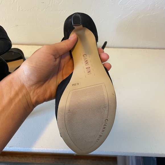 Black Gianni Bini platform heels - Picture 7 of 7